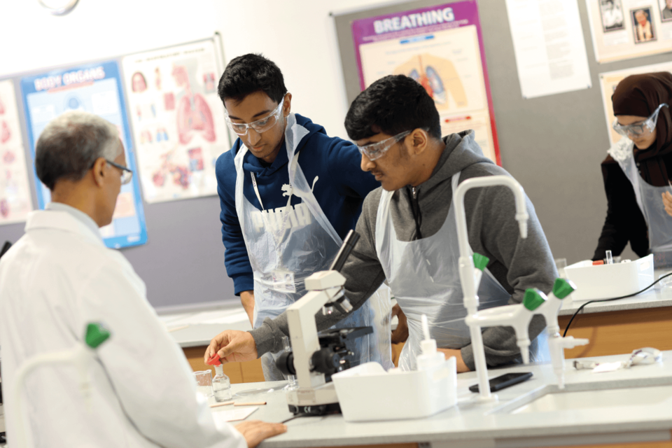 Image of students using Science Lab facilities