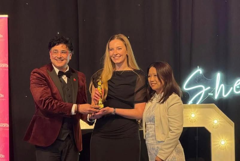 Image of 2 judges and 1 award winner Image of 2 judges and 1 award winner