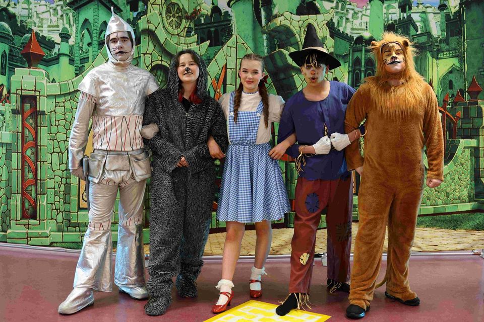 Image of wizard of oz actors in costume