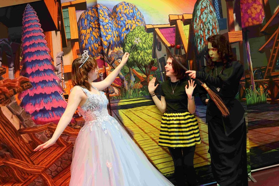 Image of wizard of oz actors in costume